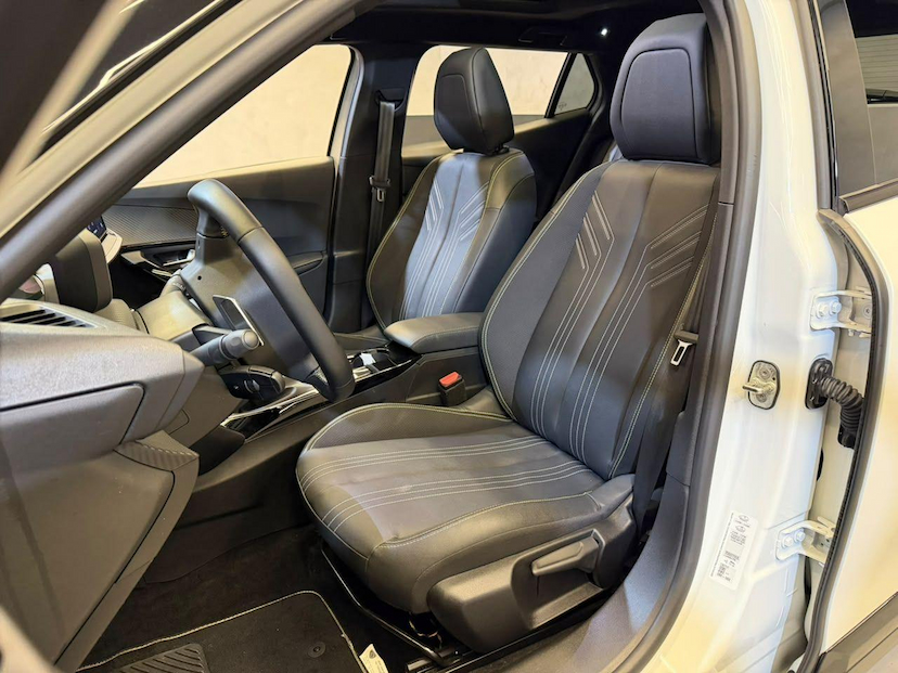 Foto do veículo PEUGEOT 2008  GT T200 2025 19.451 KM 131.900,00