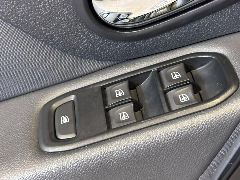 Foto do veículo RENAULT SANDERO  INT16CVT 2022 38.000 KM 76.900,00