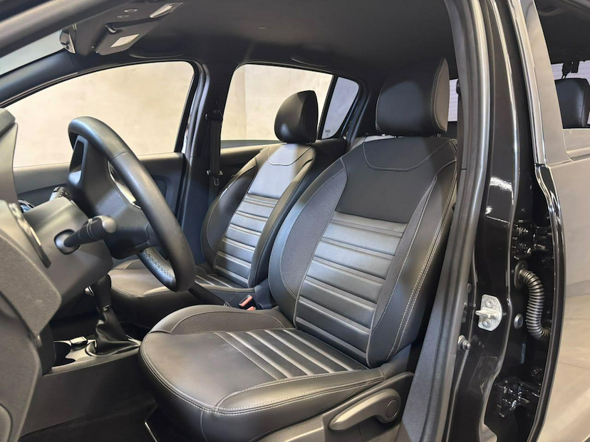 Foto do veículo RENAULT SANDERO  INT16CVT 2022 38.000 KM 76.900,00