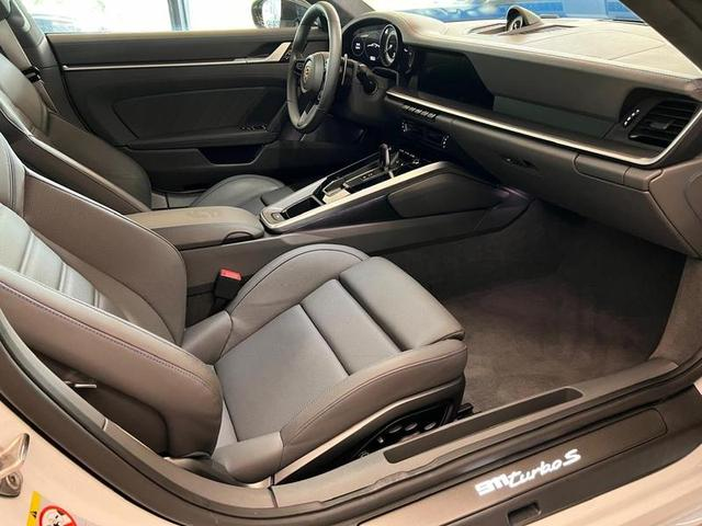 Foto do veículo PORSCHE 911  TURBO S 2021 18.465 KM 1.330.000,00