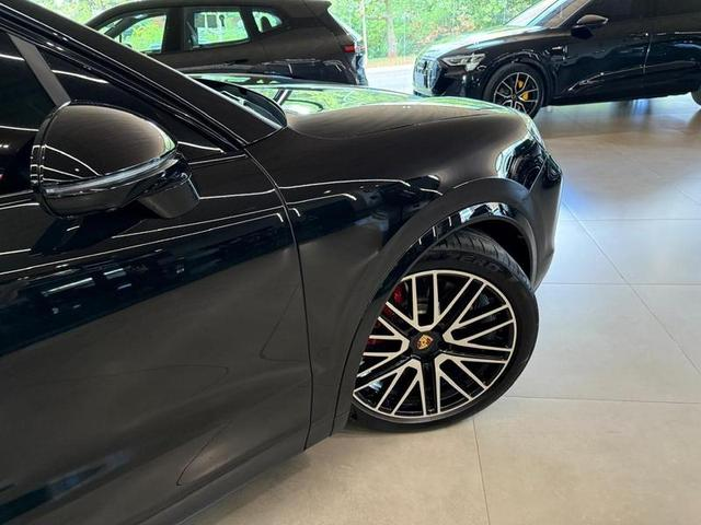 Foto do veículo PORSCHE CAYENNE  S 2024 2.608 KM 970.000,00