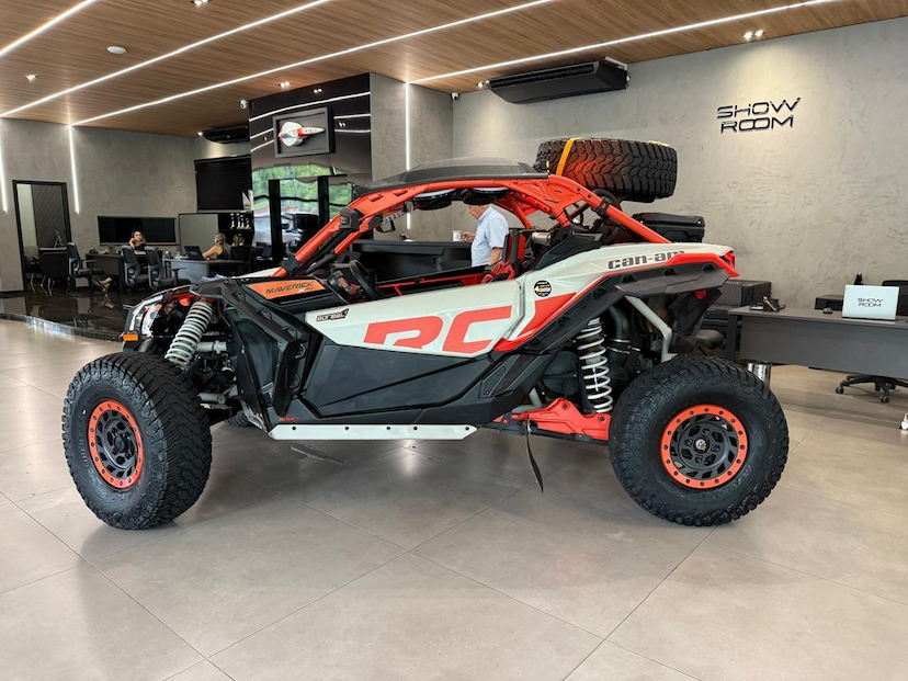 Foto do veículo CAN-AM MAVERICK X3 XRC TURBO RR CAN-AM MAVERICK X3 XRC 900 TB RR (UTV) 2021 5.510 KM 159.000,00