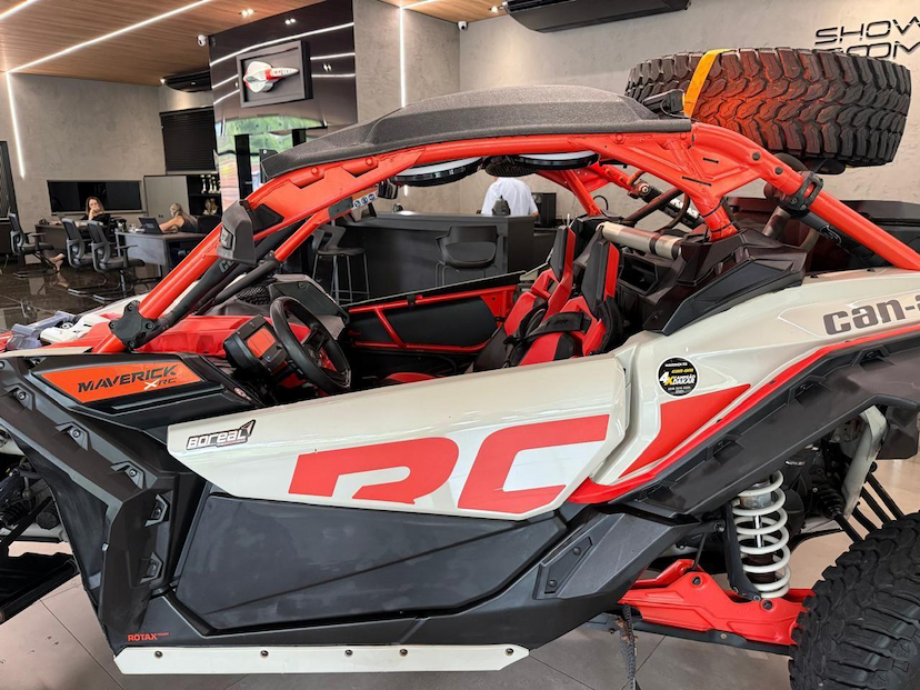 Foto do veículo CAN-AM MAVERICK X3 XRC TURBO RR CAN-AM MAVERICK X3 XRC 900 TB RR (UTV) 2021 5.510 KM 159.000,00