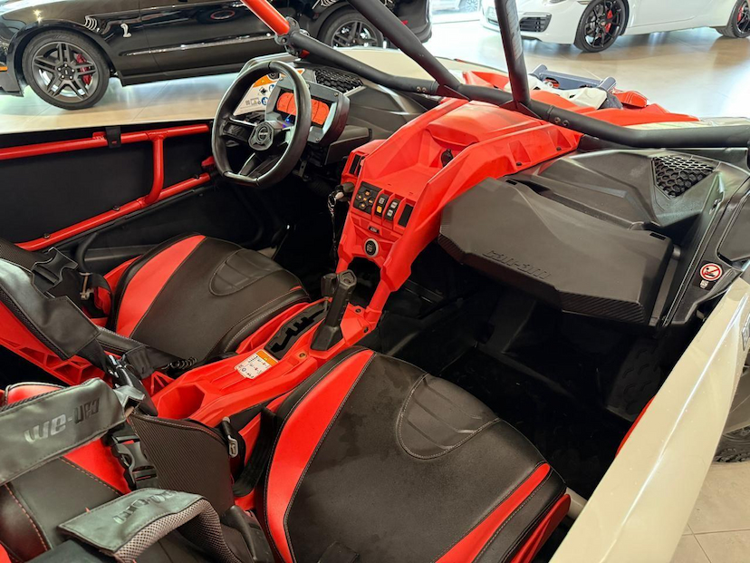 Foto do veículo CAN-AM MAVERICK X3 XRC TURBO RR CAN-AM MAVERICK X3 XRC 900 TB RR (UTV) 2021 5.510 KM 159.000,00