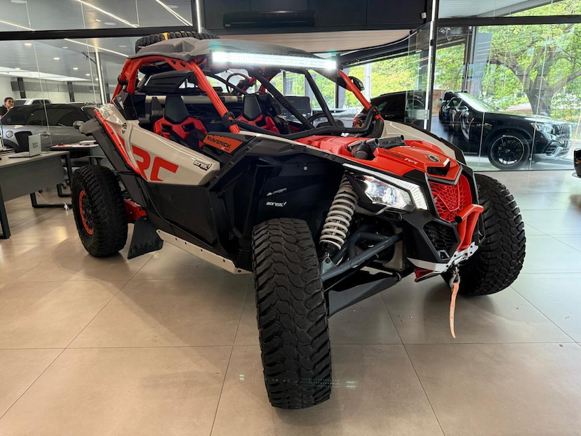 Foto do veículo CAN-AM MAVERICK X3 XRC TURBO RR CAN-AM MAVERICK X3 XRC 900 TB RR (UTV) 2021 5.510 KM 159.000,00