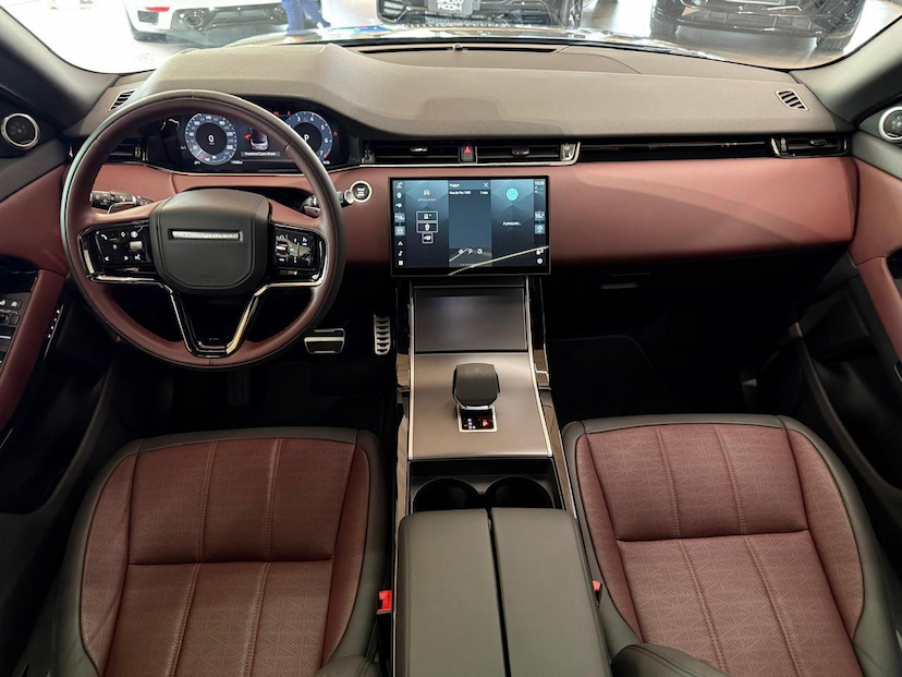 Foto do veículo LAND ROVER RANGE ROVER EVOQUE P250FF HSE D 2024 11.537 KM 380.000,00