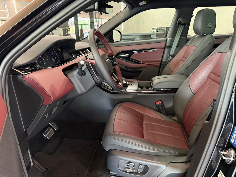 Foto do veículo LAND ROVER RANGE ROVER EVOQUE P250FF HSE D 2024 11.537 KM 380.000,00