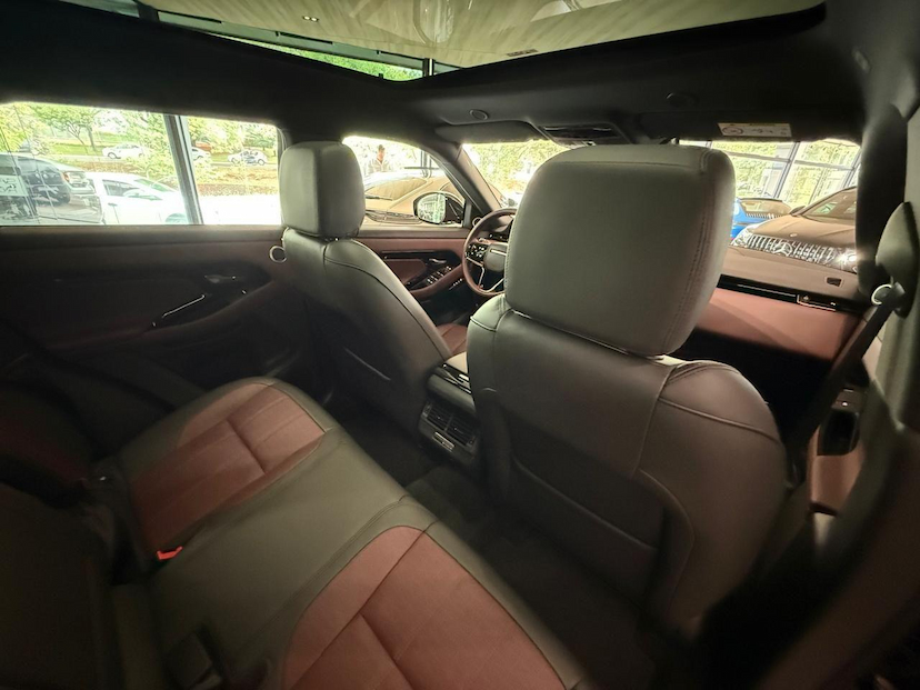 Foto do veículo LAND ROVER RANGE ROVER EVOQUE P250FF HSE D 2024 11.537 KM 380.000,00
