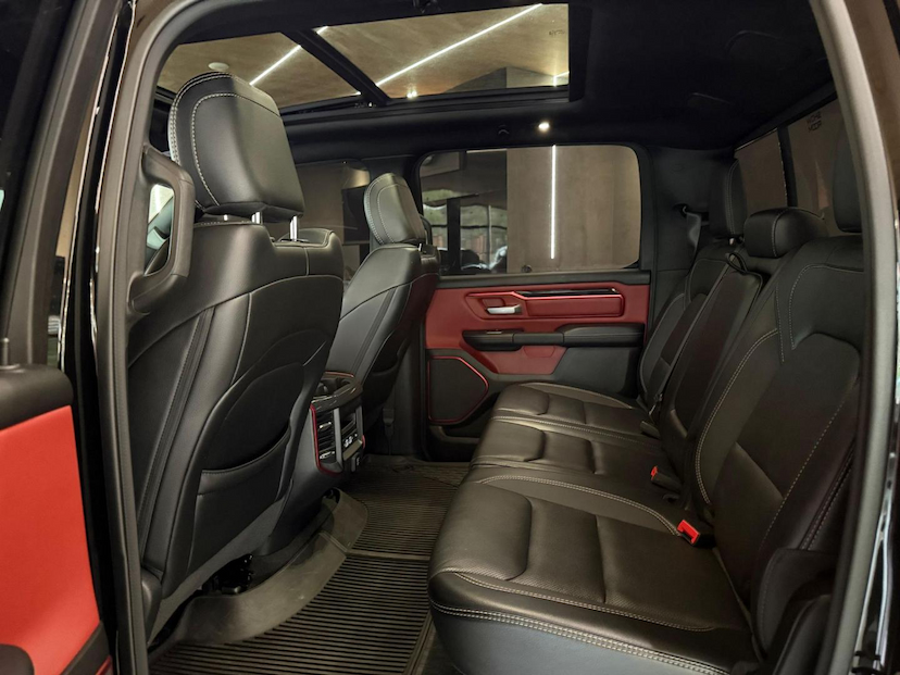Foto do veículo RAM 1500  REBEL HEMI 2022 23.975 KM 369.000,00