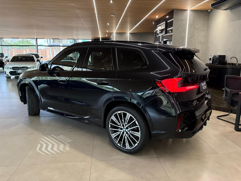 Foto do veículo BMW X1  S20I M SPORT 2023 21.350 KM 309.000,00
