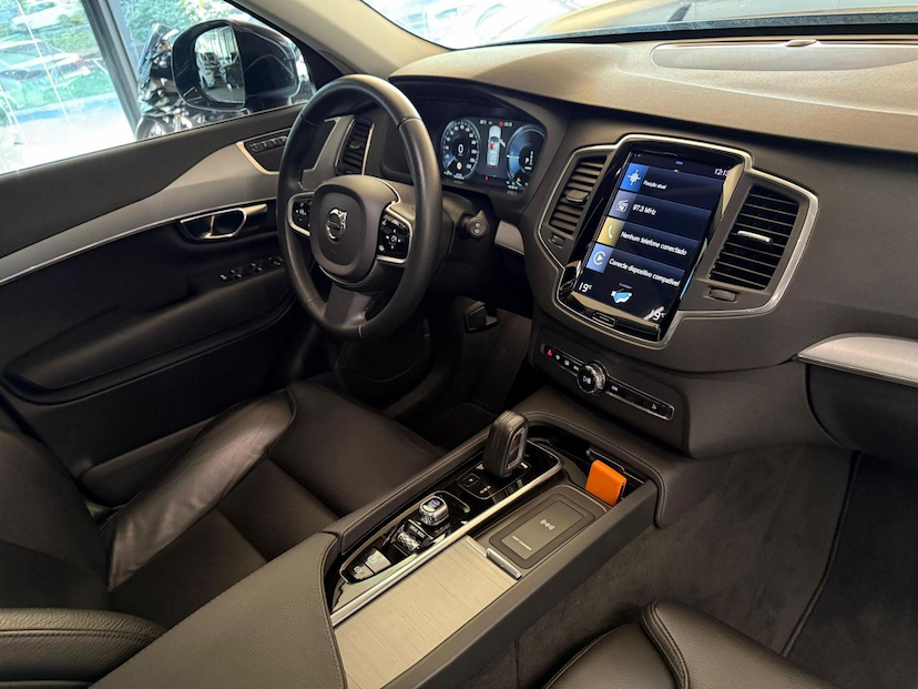 Foto do veículo VOLVO XC90  T8 MOMENTUM 2021 41.710 KM 295.000,00