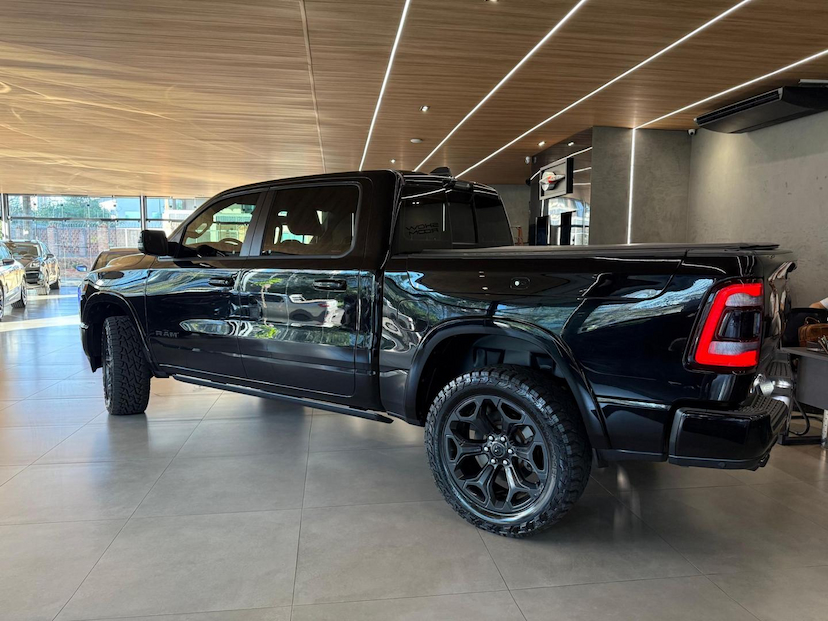 Foto do veículo RAM 1500  LIMITED HEMI 2024 25.200 KM 485.000,00