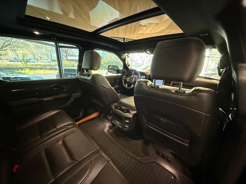 Foto do veículo RAM 1500  LIMITED HEMI 2024 25.200 KM 485.000,00