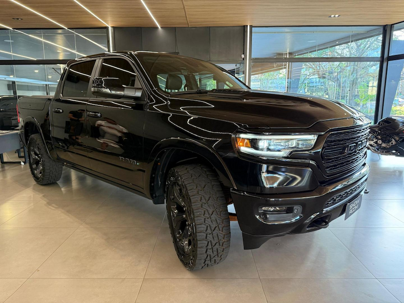 Foto do veículo RAM 1500  LIMITED HEMI 2024 25.200 KM 485.000,00