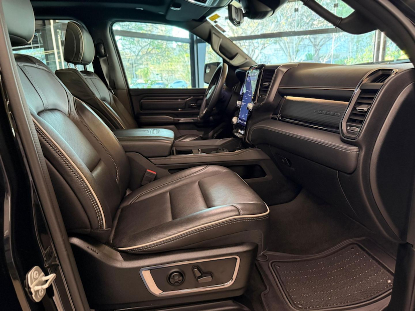 Foto do veículo RAM 1500  LIMITED HEMI 2024 25.200 KM 485.000,00
