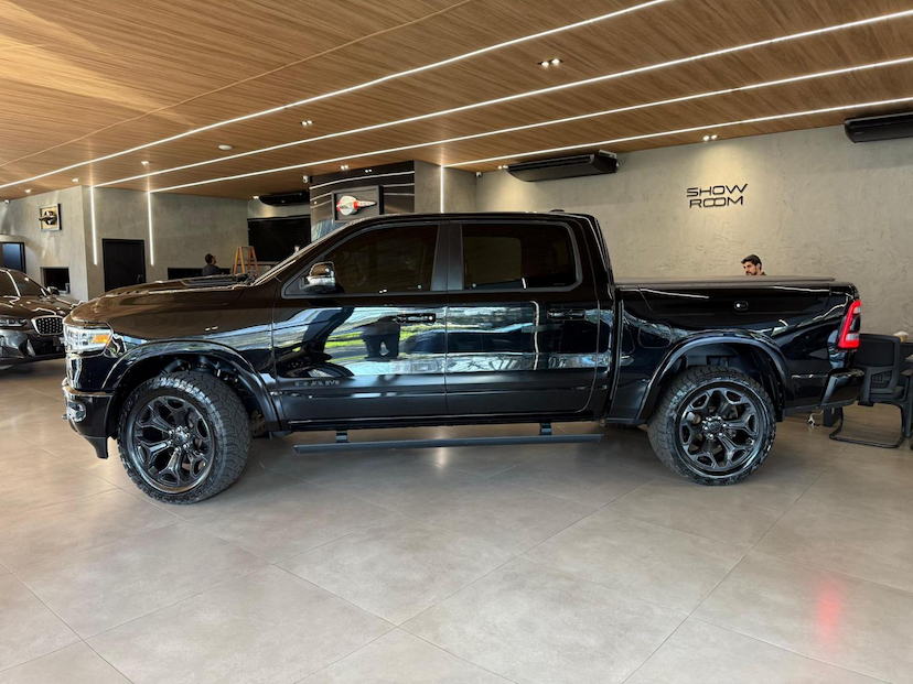 Foto do veículo RAM 1500  LIMITED HEMI 2024 25.200 KM 485.000,00