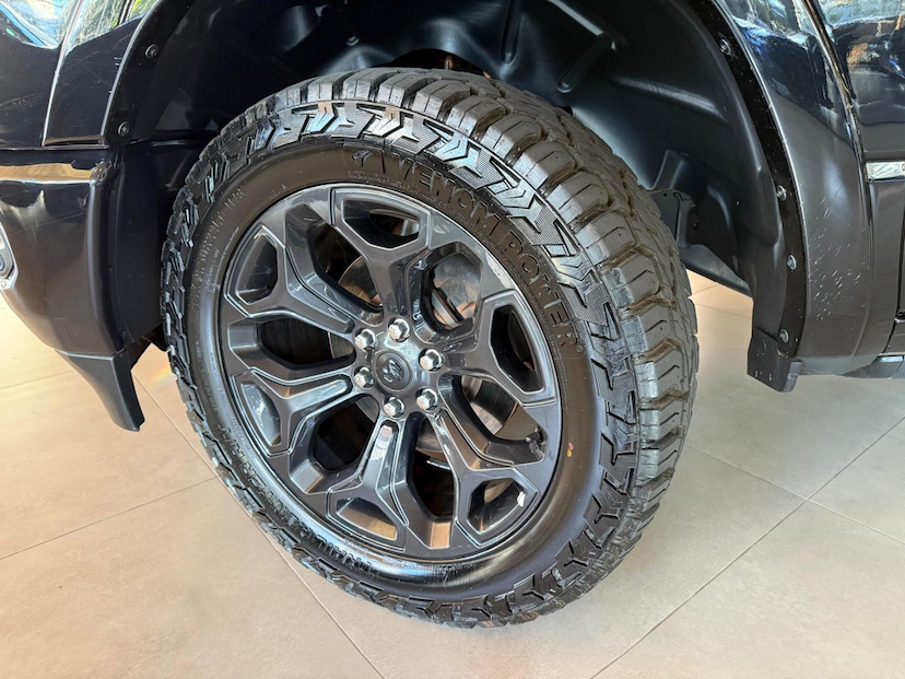 Foto do veículo RAM 1500  LIMITED HEMI 2024 25.200 KM 485.000,00