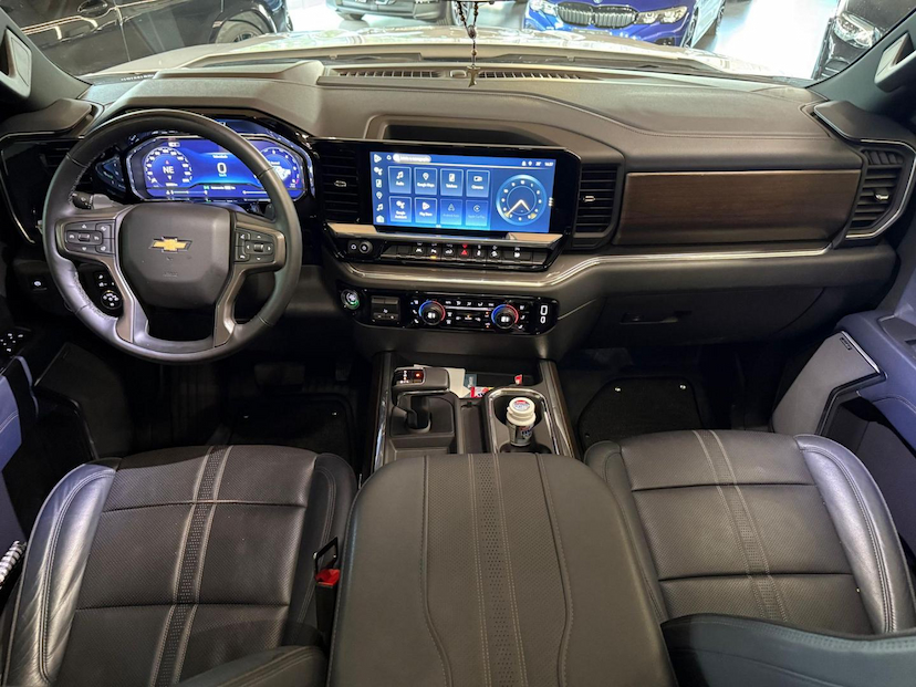 Foto do veículo CHEVROLET SILVERADO  HC 2024 40.000 KM 410.000,00