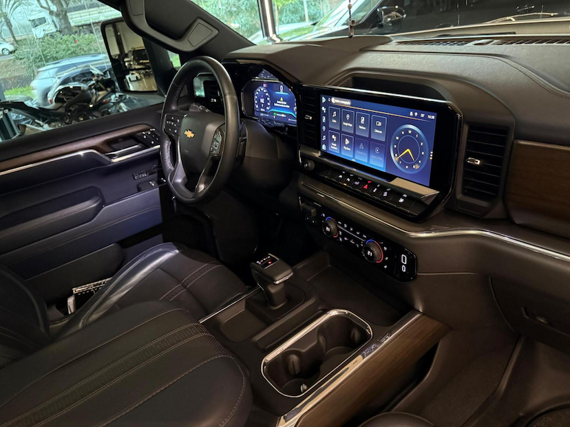 Foto do veículo CHEVROLET SILVERADO  HC 2024 40.000 KM 410.000,00