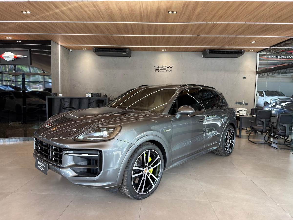 Foto do veículo PORSCHE CAYENNE  PHEV 2024/2024 23.000 KM R$ 700.000,00