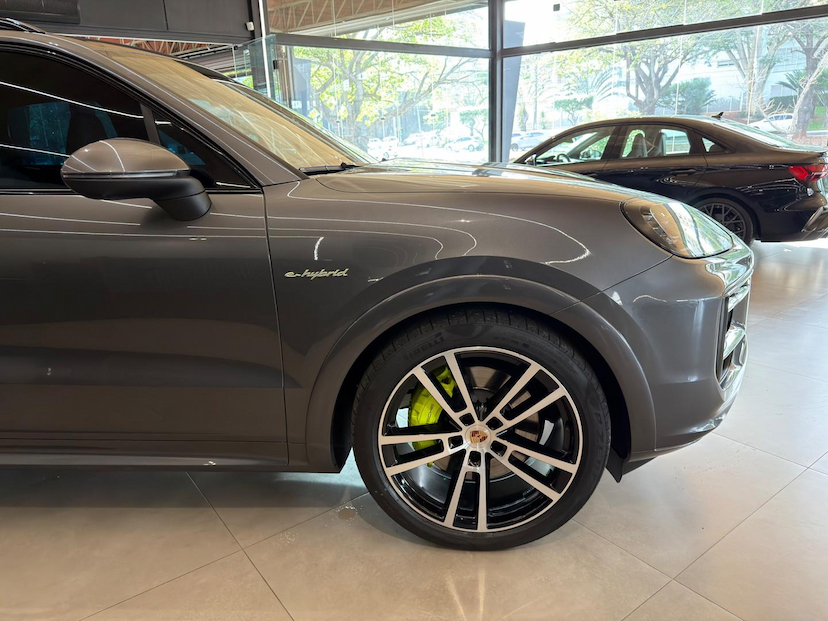 Foto do veículo PORSCHE CAYENNE  PHEV 2024 23.000 KM 679.000,00