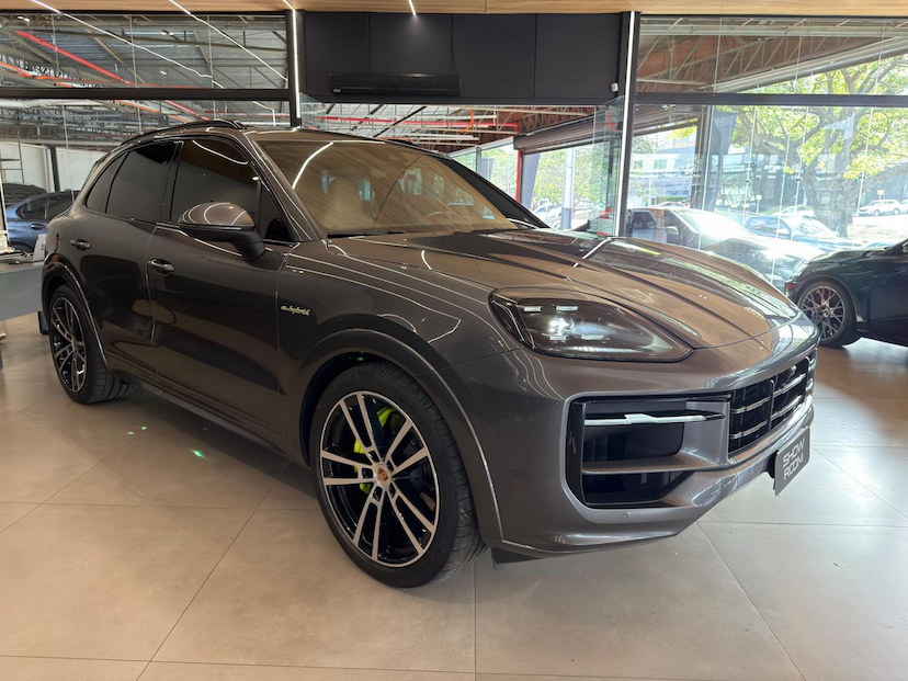 Foto do veículo PORSCHE CAYENNE  PHEV 2024 23.000 KM 679.000,00