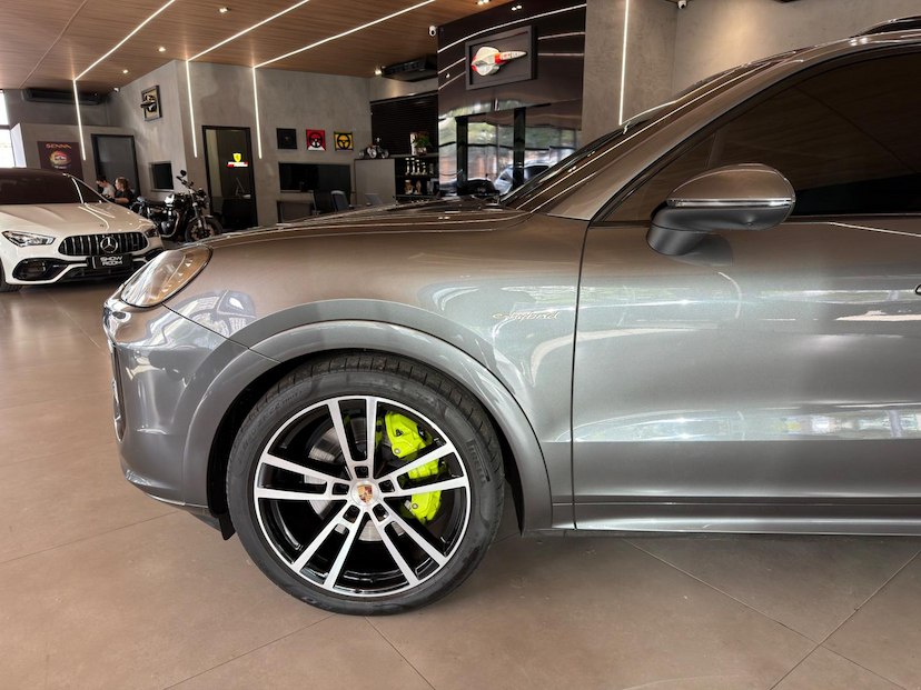 Foto do veículo PORSCHE CAYENNE  PHEV 2024 23.000 KM 679.000,00