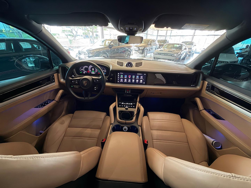 Foto do veículo PORSCHE CAYENNE  PHEV 2024 23.000 KM 679.000,00
