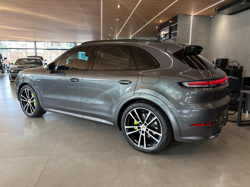Foto do veículo PORSCHE CAYENNE  PHEV 2024 23.000 KM 679.000,00