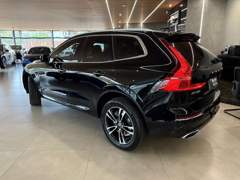 Foto do veículo VOLVO XC60  T8 MOMENTUM 2021 31.344 KM 249.000,00