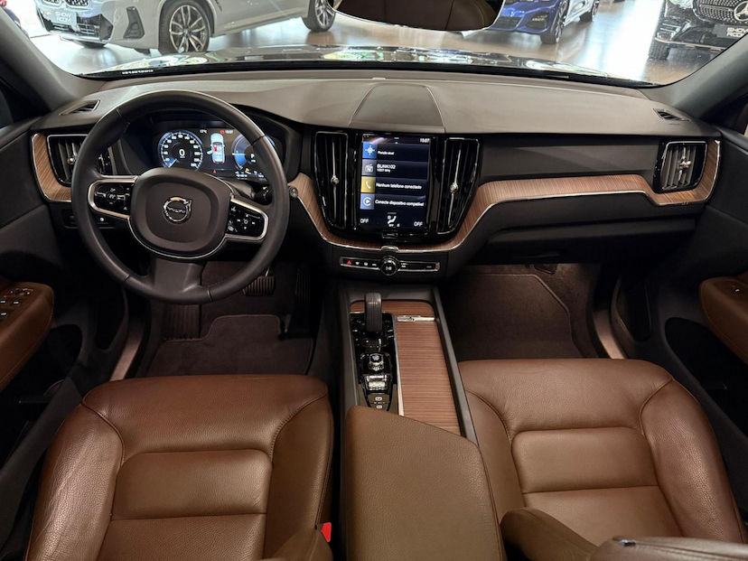 Foto do veículo VOLVO XC60  T8 MOMENTUM 2021 31.344 KM 249.000,00