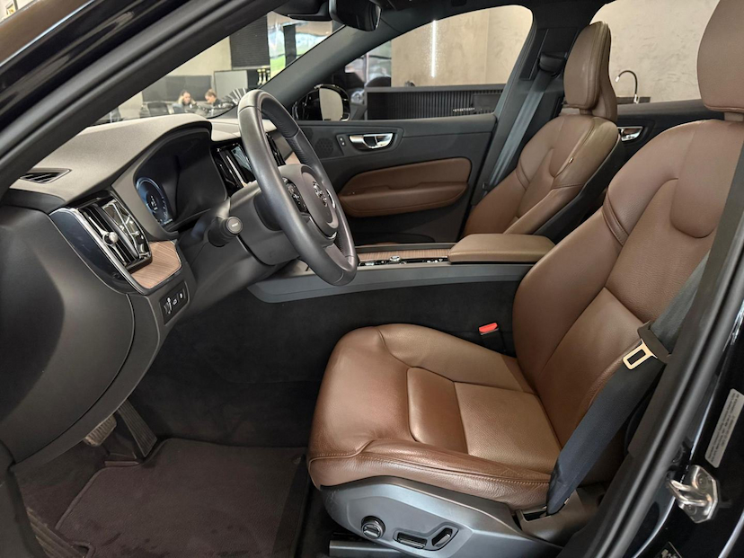 Foto do veículo VOLVO XC60  T8 MOMENTUM 2021 31.344 KM 249.000,00