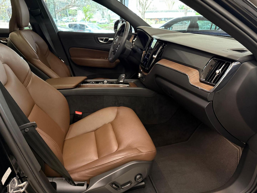 Foto do veículo VOLVO XC60  T8 MOMENTUM 2021 31.344 KM 249.000,00