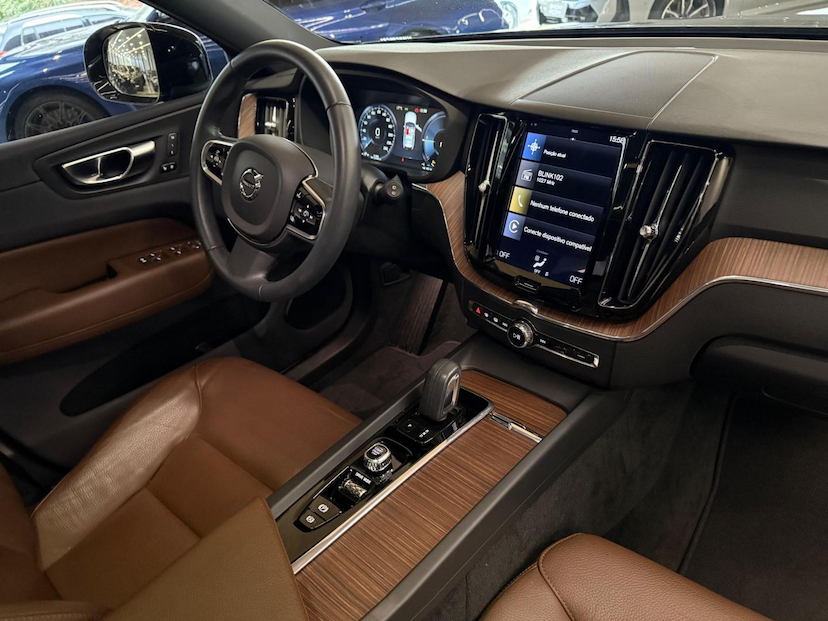 Foto do veículo VOLVO XC60  T8 MOMENTUM 2021 31.344 KM 249.000,00