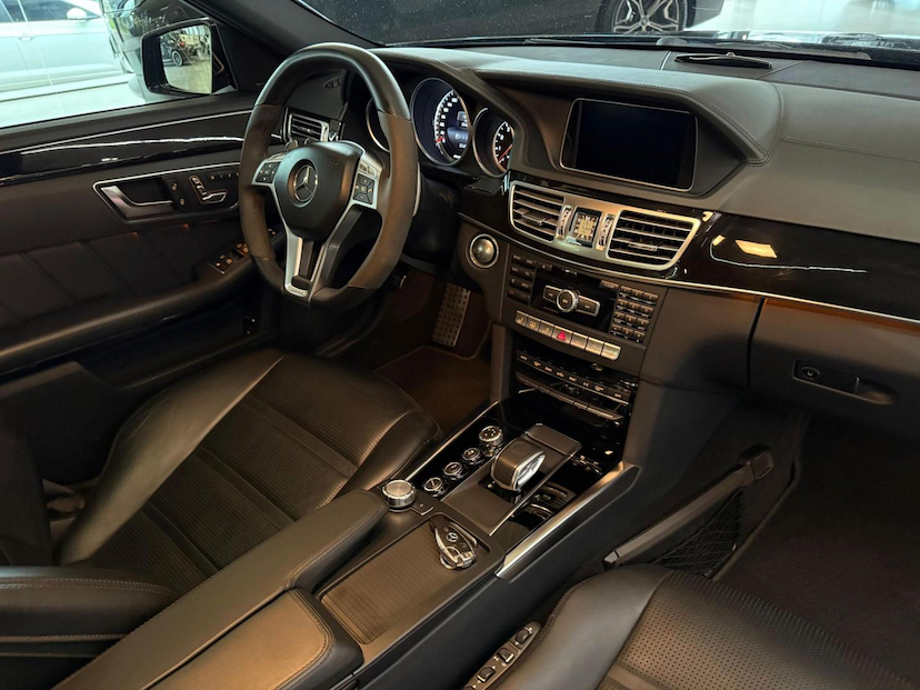 Foto do veículo MERCEDES-BENZ E 63 AMG  2014 56.428 KM 260.000,00