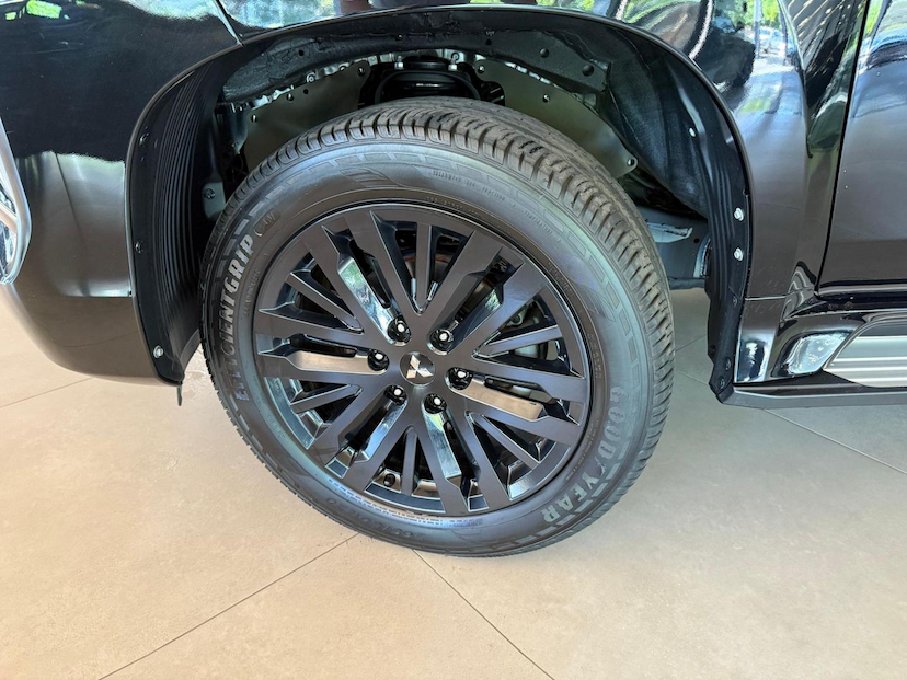 Foto do veículo MITSUBISHI PAJERO SPORT  HPE-S 2.4 4X4 DIESEL AUT. 2024 51.400 KM 347.000,00