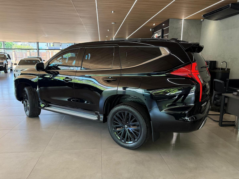 Foto do veículo MITSUBISHI PAJERO SPORT  HPE-S 2.4 4X4 DIESEL AUT. 2024 51.400 KM 347.000,00