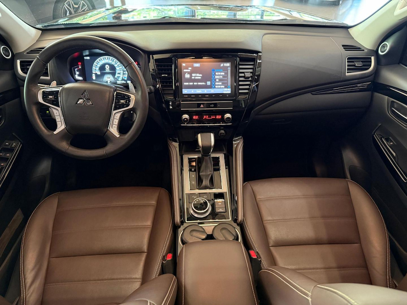 Foto do veículo MITSUBISHI PAJERO SPORT  HPE-S 2.4 4X4 DIESEL AUT. 2024 51.400 KM 347.000,00
