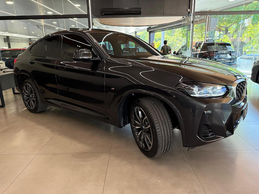 Foto do veículo BMW X4  XDRIVE30I 2025 4.390 KM 449.000,00
