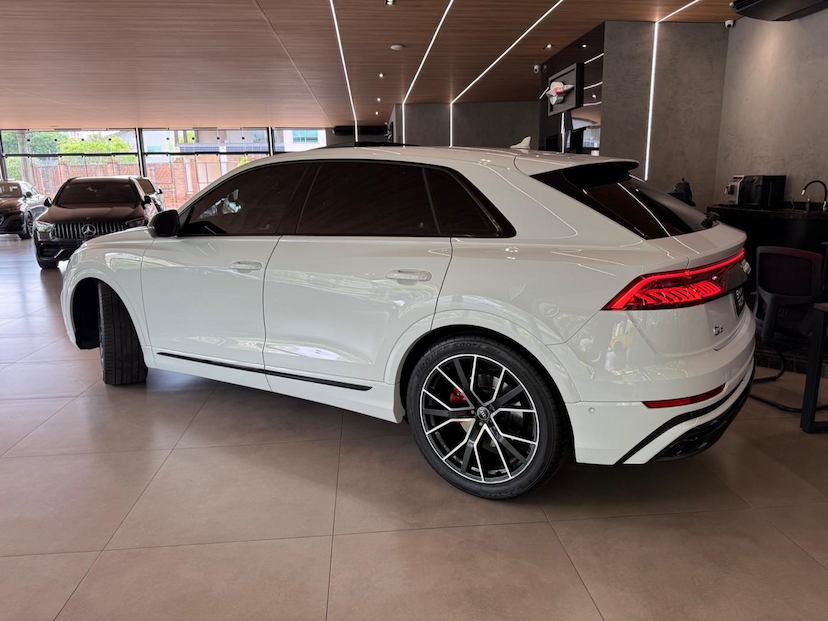 Foto do veículo AUDI Q8  3.0TFSI 2021 42.000 KM 339.000,00