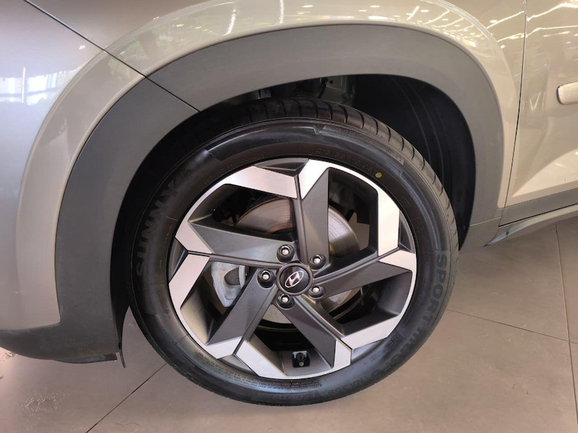Foto do veículo HYUNDAI CRETA 20A ULTIMTE 2023 27.173 KM 130.000,00