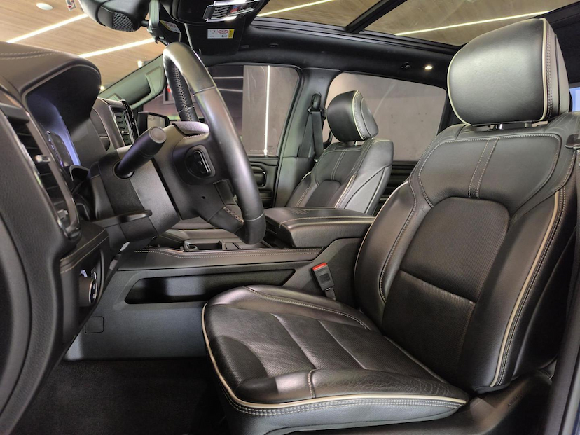 Foto do veículo RAM 1500  LIMITED HEMI 2023 52.659 KM 385.000,00