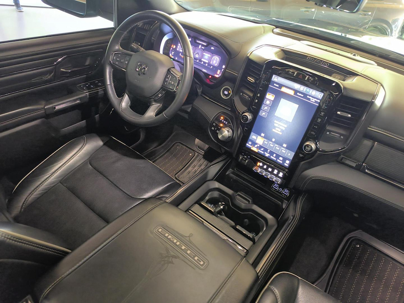 Foto do veículo RAM 1500  LIMITED HEMI 2023 52.659 KM 385.000,00