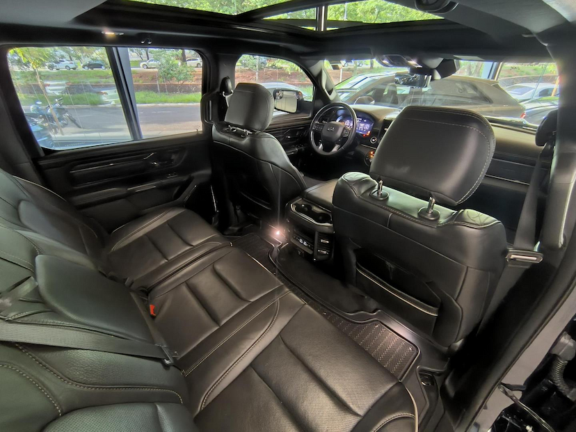 Foto do veículo RAM 1500  LIMITED HEMI 2023 52.659 KM 385.000,00