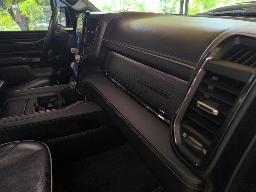 Foto do veículo RAM 1500  LIMITED HEMI 2023 52.659 KM 385.000,00