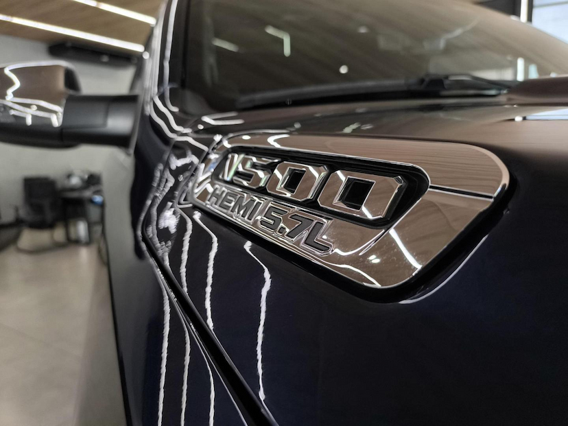 Foto do veículo RAM 1500  LIMITED HEMI 2023 52.659 KM 385.000,00