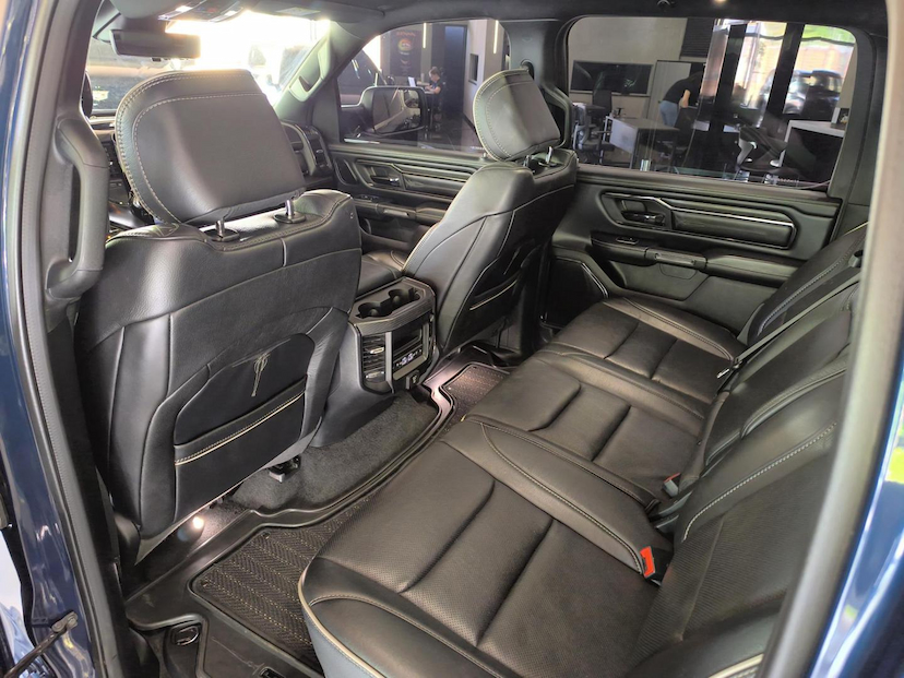 Foto do veículo RAM 1500  LIMITED HEMI 2023 52.659 KM 385.000,00