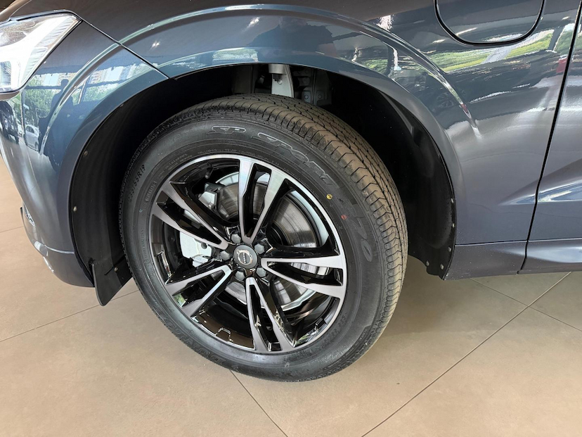 Foto do veículo VOLVO XC60  T8 MOMENTUM 2020 59.000 KM 169.000,00