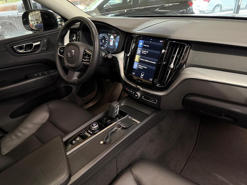 Foto do veículo VOLVO XC60  T8 MOMENTUM 2020 59.000 KM 169.000,00