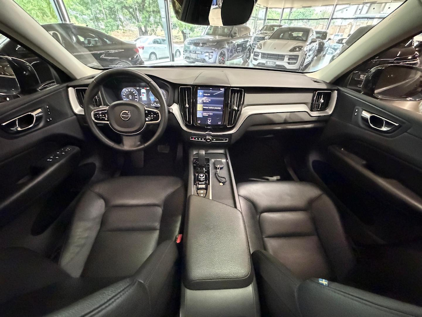 Foto do veículo VOLVO XC60  T8 MOMENTUM 2020 59.000 KM 169.000,00
